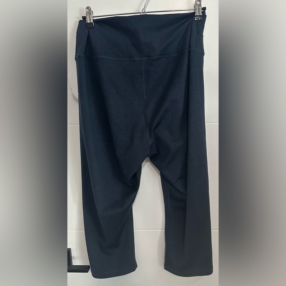 *NEW* Women’s Extra High-Waisted CloudComfy Crop Leggings- Size XL Petite - Picture 2 of 6